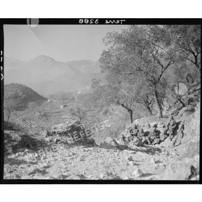 A Valvori, à 4 kilomètres à l'ouest d'Acquafondata, un groupe de brancardiers de la 3e DIA (division d'infanterie algérienne) fait une halte. A l'arrière-plan, le monte Cifalco.