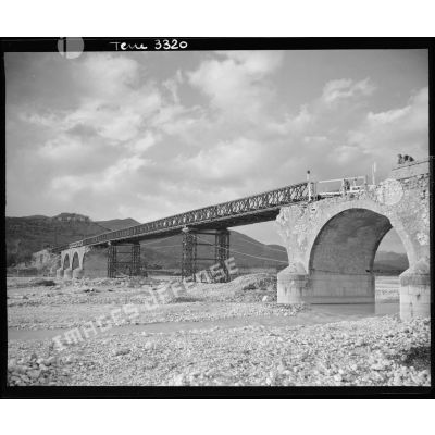 Pont sur le Volturno réparé par le génie français.
