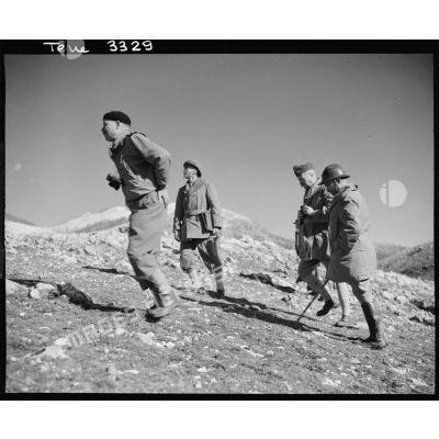 Les généraux Giraud, Juin, Dody et Roosevelt arrivent au sommet de la montagne.