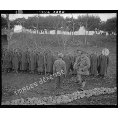 Inspection de prisonniers allemands par le général Giraud.