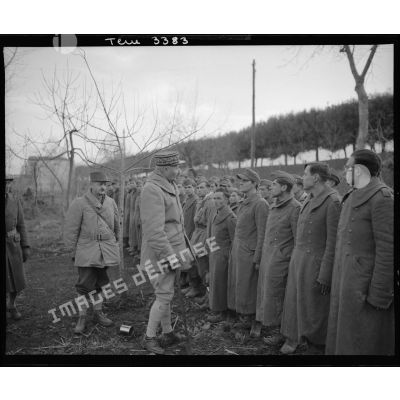 Inspection de prisonniers allemands par le général Giraud.
