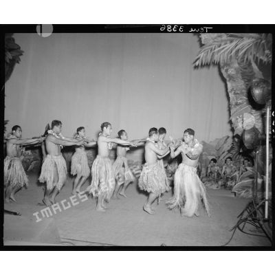 Danse traditionnelle de Tahiti lors du gala de l'Empire.