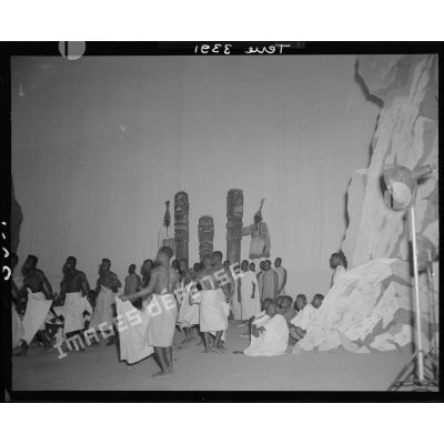 Danse traditionnelle de Côte d'Ivoire ou du Dahomey lors du gala de l'Empire.