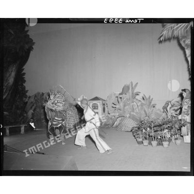 Danse traditionnelle indochinoise, la danse du dragon, lors du gala de l'Empire.