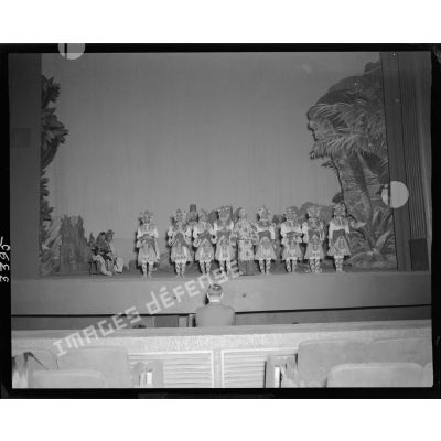 Danse et chant traditionnels indochinois lors du gala de l'Empire.