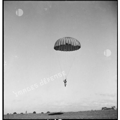 Un parachutiste prépare son atterrissage dans le cadre d'un entraînement.