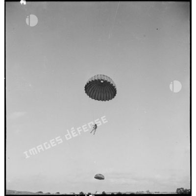 Un élève parachutiste en plein vol.