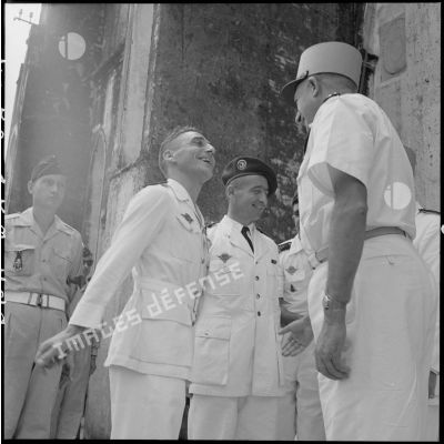 Le général de Linarès, le lieutenant-colonel Ducournau et un aumônier militaire devant un édifice religieux.