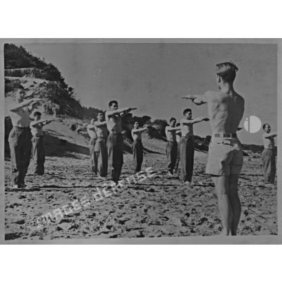 Les soldats d'un bataillon de choc s'échauffent sur la plage.