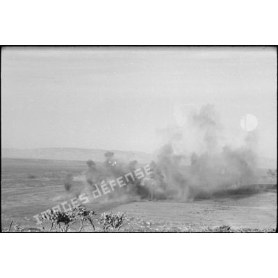 Des tirs d'obus percutants et de fumigènes simulent les tirs sur les positions ennemies pendant une manoeuvre de la 1re division blindée (DB).