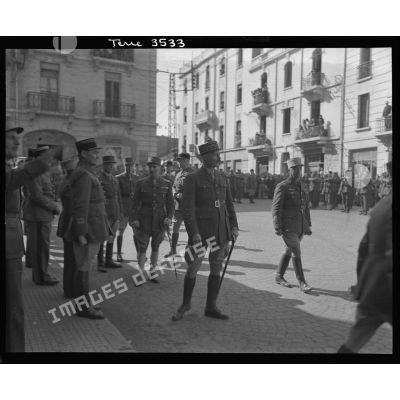 Le général Giraud dans une rue à Casablanca.