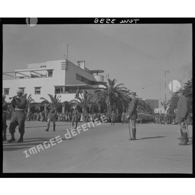 A Fédala, les troupes défilent devant Giraud qui les salue.