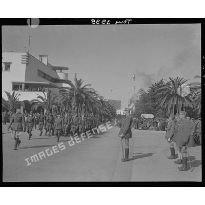 Les troupes défilent devant le général Giraud à Fédala.