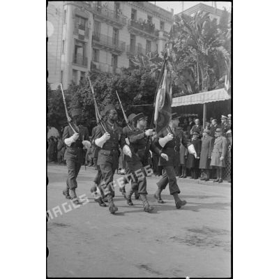 Défilé du drapeau des tirailleurs sénégalais.