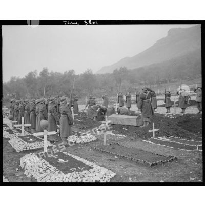 Inhumation au cimetière de la 3e division d'infanterie algérienne (DIA) de Venafro.