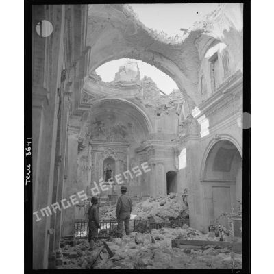 Intérieur d'une église après des bombardements dans les environs du mont Monna Casale.