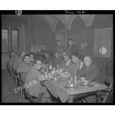 Déjeuner des personnels de la section presse au poste de commandement du corps expéditionnaire français (CEF) en Italie.