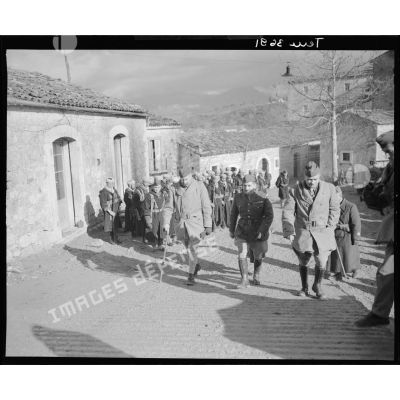 Visite d'inspection du général d'armée Henri Giraud auprès des goums marocains du corps expéditionnaire français (CEF) en Italie.