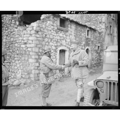 Arrivée dans un village du général d'armée Henri Giraud pour une inspection auprès des troupes du corps expéditionnaire (CEF) en Italie.