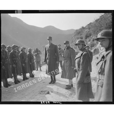 Le général de Gaulle arrive à un poste de commandement.