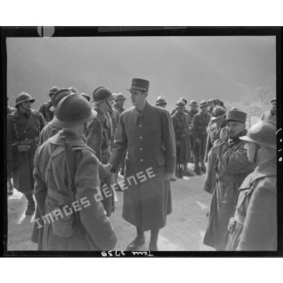 Présentation des officiers au général De Gaulle.