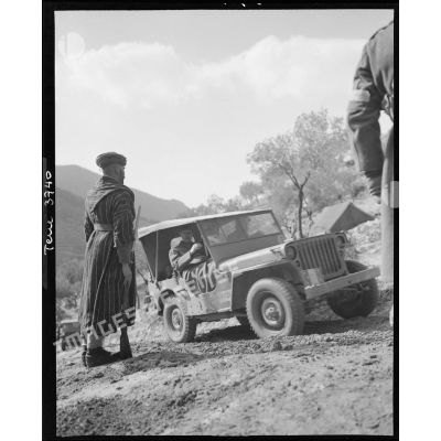 Sur le front italien, le général de Gaulle circule à bord d'une jeep.