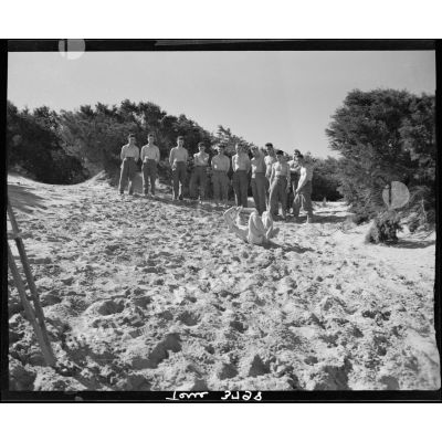 Les soldats d'un bataillon de choc s'entraînent sur la plage.
