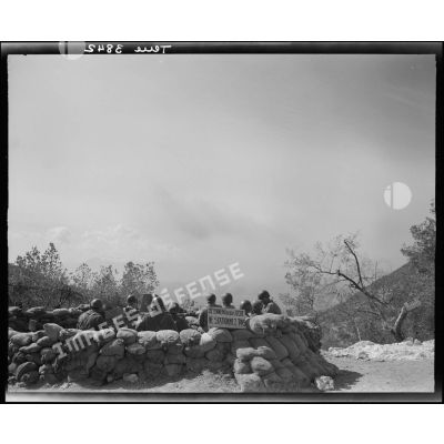 Les soldats d'un poste de tir observent le bombardement de Cassino.
