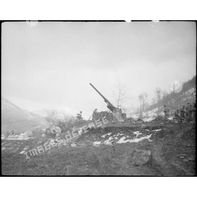 Pièce d'artillerie en batterie dans la région d'Acquafondata.
