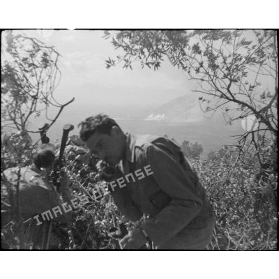Des soldats français observent un bombardement dans le secteur de Cassino.