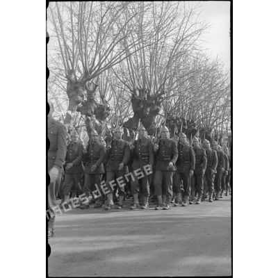 Les élèves de Cherchell défilent devant André Le Troquer.