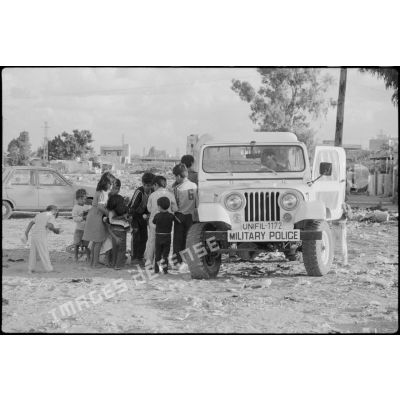 Enfants et jeep de la police militaire, Tyr.