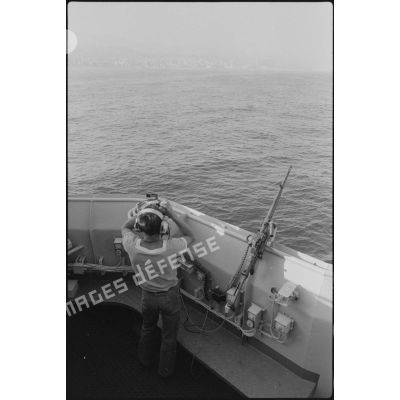 Guetteur tribord sur la frégate anti sous-marine (FASM) Georges Leygues au large de Beyrouth.
