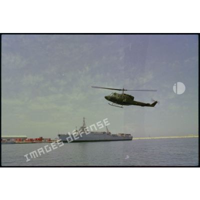 Hélicoptère Iroquois survolant le port de Beyrouth.