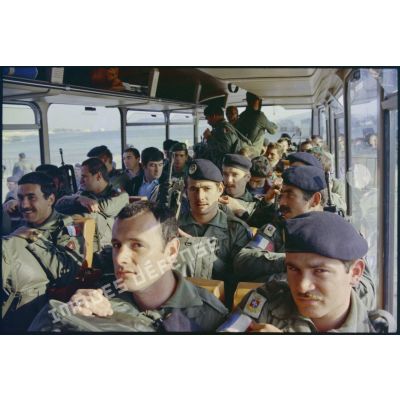 Embarquement des soldats à bord d'un bus, Toulon.