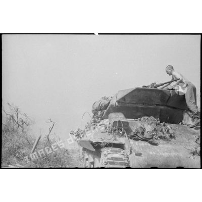 Le chargeur d'un chasseur de chars TD M10 du 2e escadron du 7e RCA à Castelforte.