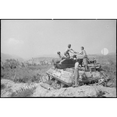 L'équipage d'un chasseur de chars TD M10 du 2e escadron du 7e RCA à Castelforte.