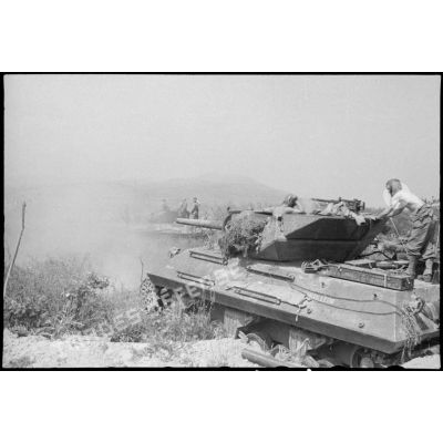 Tir d'obus d'un chasseur de chars TD M10 du 2e escadron du 7e RCA à Castelforte.