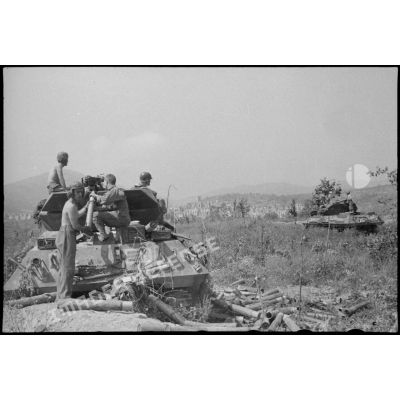 L'équipage d'un chasseur de chars ou tanks destroyer (TD) M10 du 2e escadron du 7e régiment de chasseurs d'Afrique (RCA) à Castelforte.