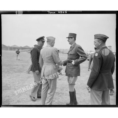 Le général De Gaulle salue des généraux américains.