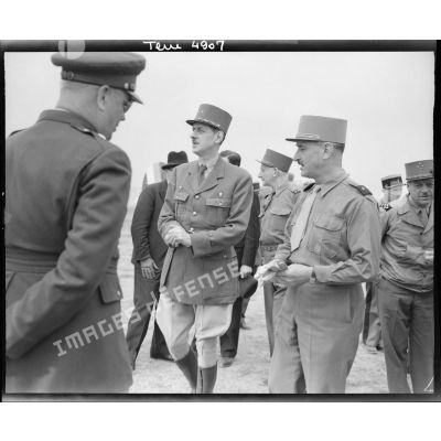 Le général De Gaulle accompagné de personnalités militaires.