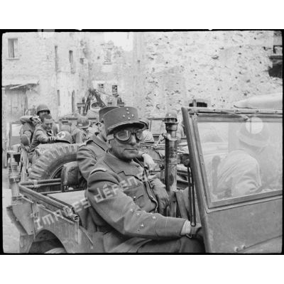 Le général de Lattre de Tassigny se déplace en jeep lors d'une visite sur le front.