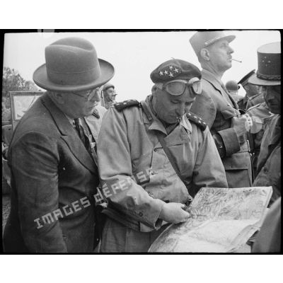André Diethelm et le général Juin étudient la carte.