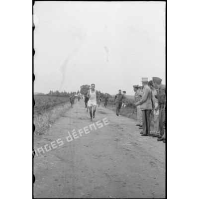 Arrivée du tirailleur Lamouda du 1er régiment de tirailleurs marocains (RTM), vainqueur du cross-country.