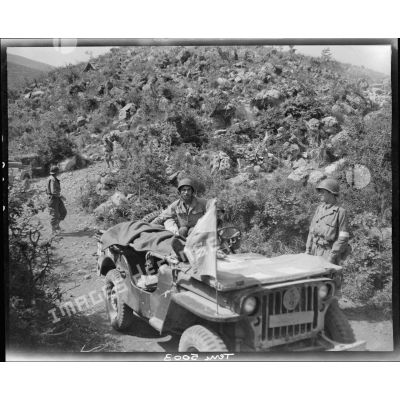 Une jeep sanitaire redescend de l'avant du front italien.
