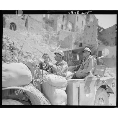 L'équipage d'un Dodge, équipé de masques M1 antipoussière, d'un élément avancé de la 4e DMM (division de marche marocaine), traverse le village de Vallecorsa.