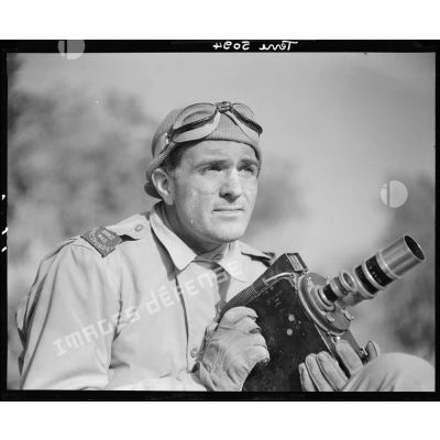 Portrait de Raymond Méjat, caméraman du SCA (Service cinématographique de l'armée), muni de sa caméra Le Blay.