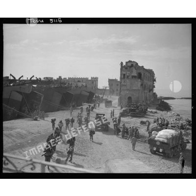 Offensive en direction de Rome : débarquement depuis des landing ships tanks (LSTs) de renforts et de véhicules américains dans le port d'Anzio.