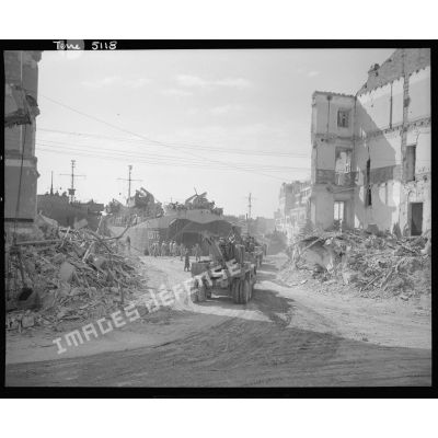 Offensive en direction de Rome : des renforts américains débarquent de landing ships tanks (LST) dans le port d'Anzio.
