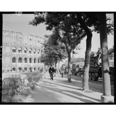 Colonne de véhicules de la Ve armée américaine sur la via Labicana à Rome. A l'arrière-plan, le Colisée.